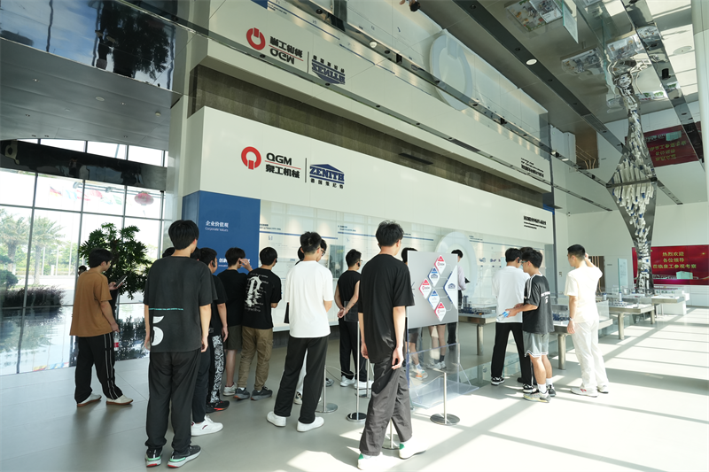 La Universidad Vocacional de Liming visitó Fujian Quangong Machinery Co., Ltd para un programa de desarrollo laboral.