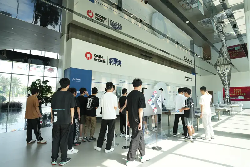 La Universidad Vocacional de Liming visitó Fujian Quangong Machinery Co., Ltd para un programa de desarrollo laboral.