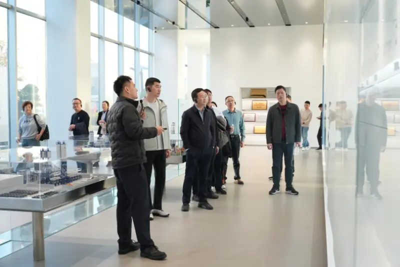 Una delegación de líderes y exalumnos de la Escuela Secundaria No. 9 de Quanzhou visitó Quangong Machinery Co., Ltd. para intercambiar y discutir.