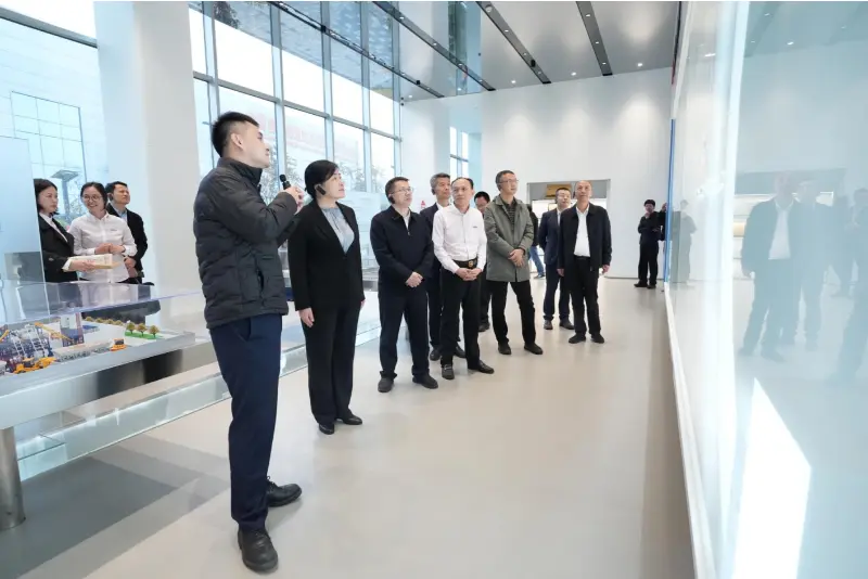 El Sr. Liu Min, Director General Adjunto de la Oficina de Economía Privada de la Comisión Nacional de Reforma y Desarrollo (NDRC), y su delegación visitaron Quangong Machinery Co., Ltd. para una gira de inspección e investigación.